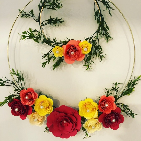 Wreath with paper flowers - Picture 4 of 6